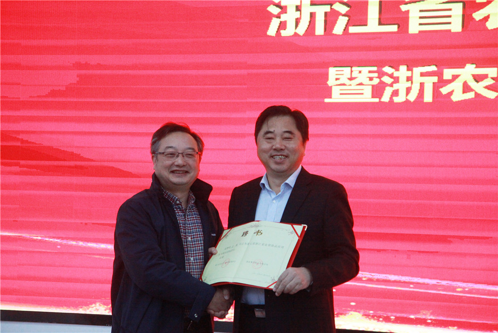 1542631117760629.jpg 邵主任頒發聘書_副本.jpg